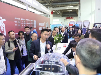 30载中国供热展盛大启幕，雷茨400㎡豪华展位重点展示磁悬浮压缩机